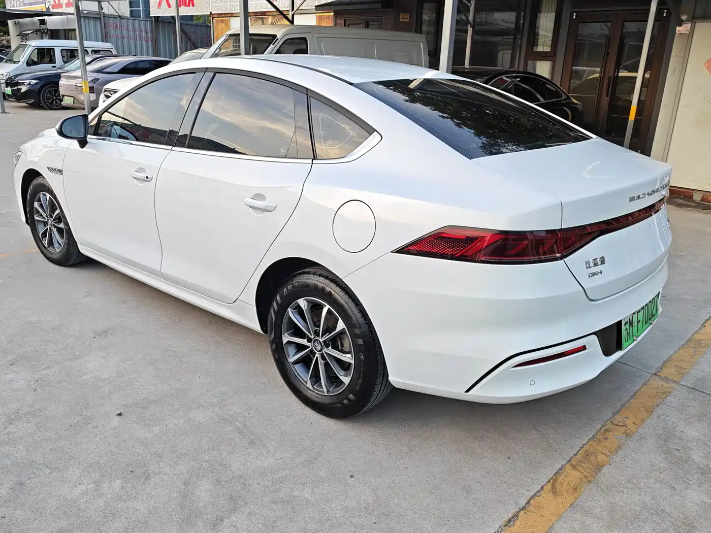 BYD Qin PLUS 2024 Glory Edition DM-i 55KM Leading фото 8