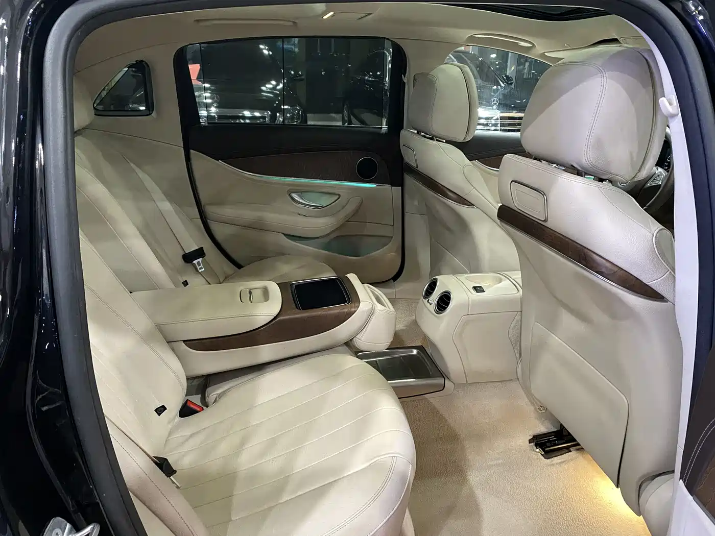 Mercedes-Benz E-Class 2017 Model E 320 L 4MATIC фото 11