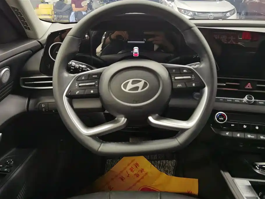 Hyundai Elantra 2021 1.5L CVT LUX Premium Edition фото 15
