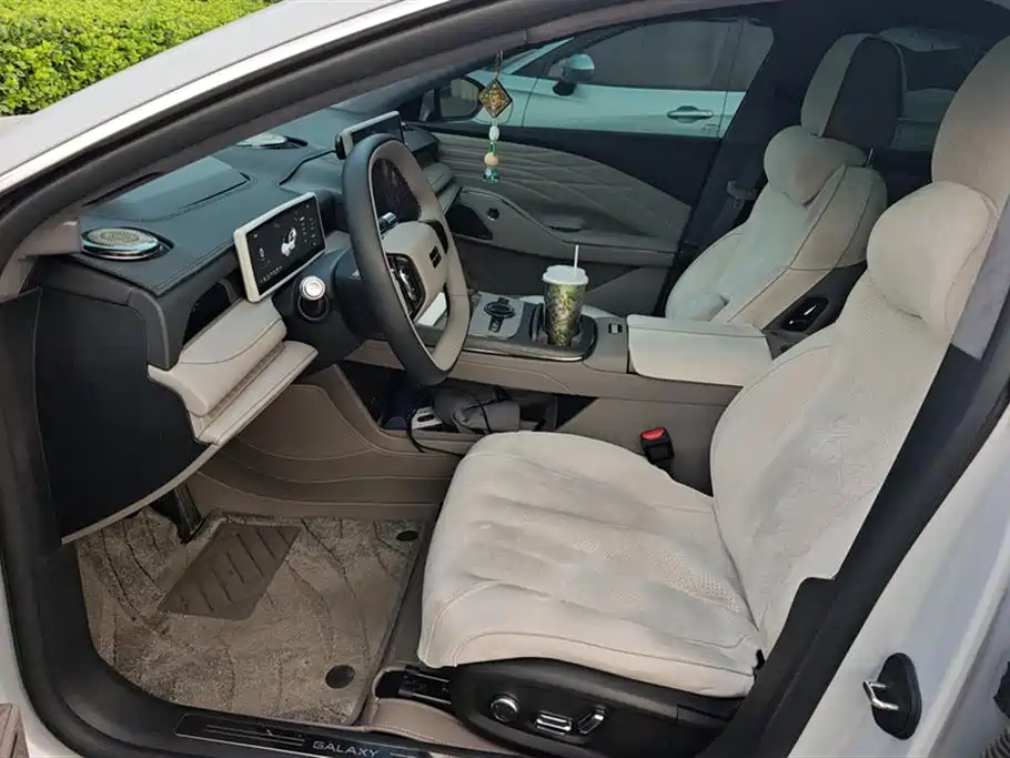 Geely Galaxy Galaxy Xingyao 8 2025 Model 130km EM-i Flagship Edition фото 9