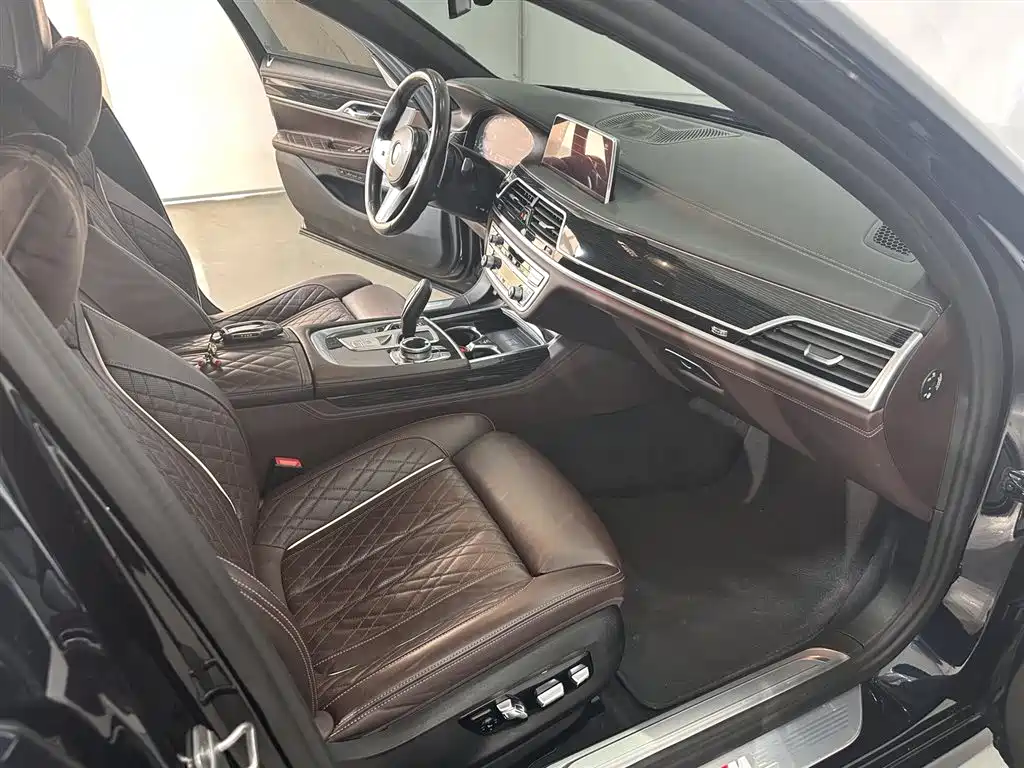 BMW 7 Series 2021 Model 740Li Leading M Sport Package фото 6