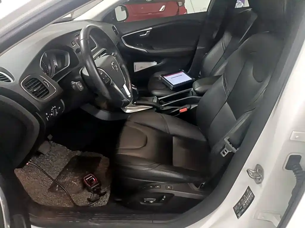 Volvo V40 2017 2018 T3 R-Design Edition