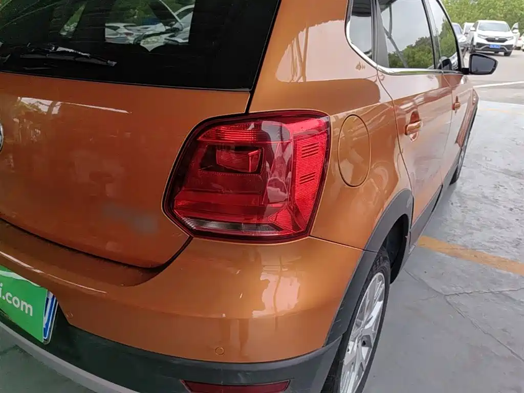 Volkswagen Polo 2016 1.6L Cross Polo Automatic фото 8