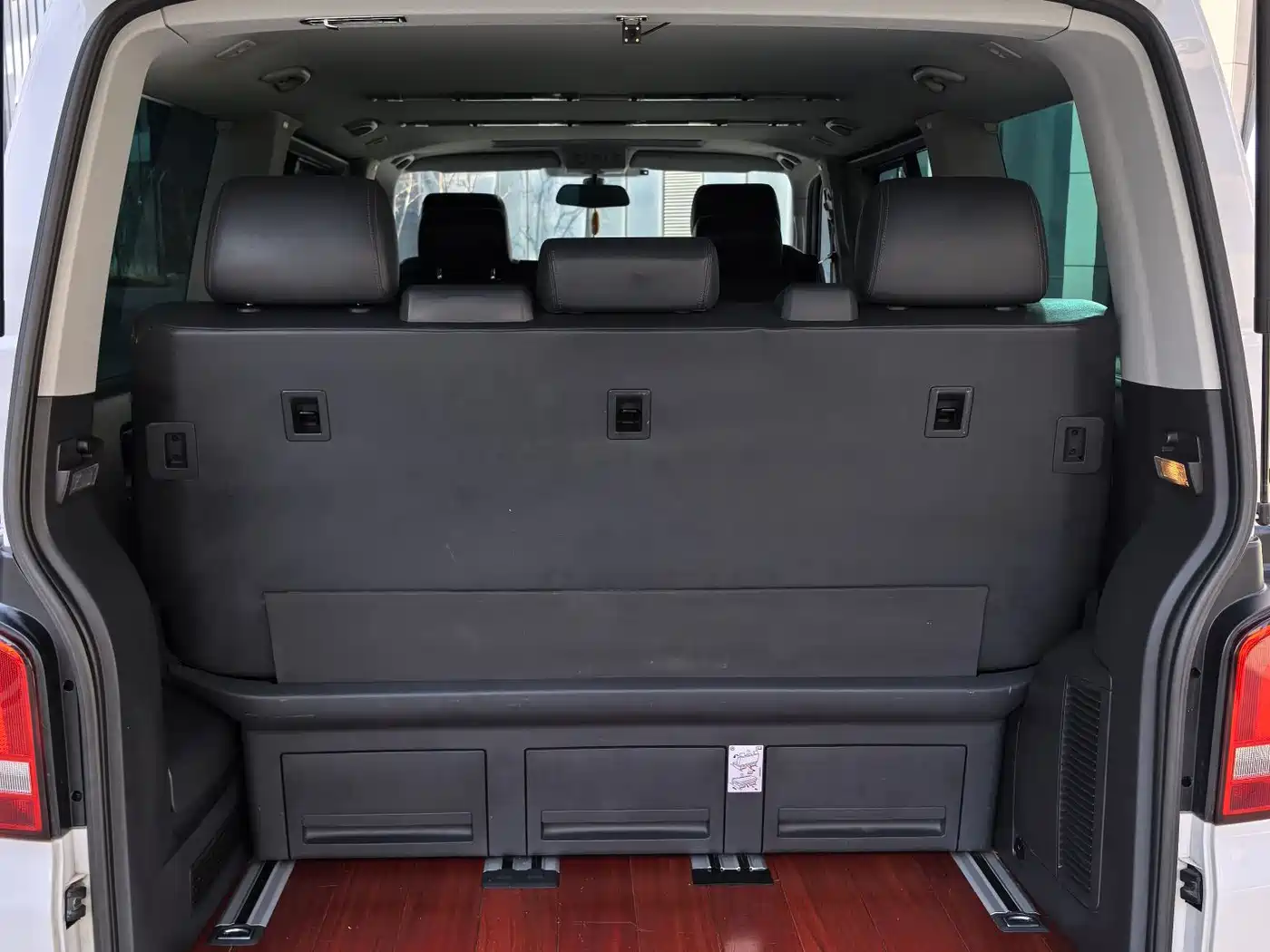 Volkswagen Multivan 2016 2.0TSI 2WD 66th Anniversary Edition фото 20