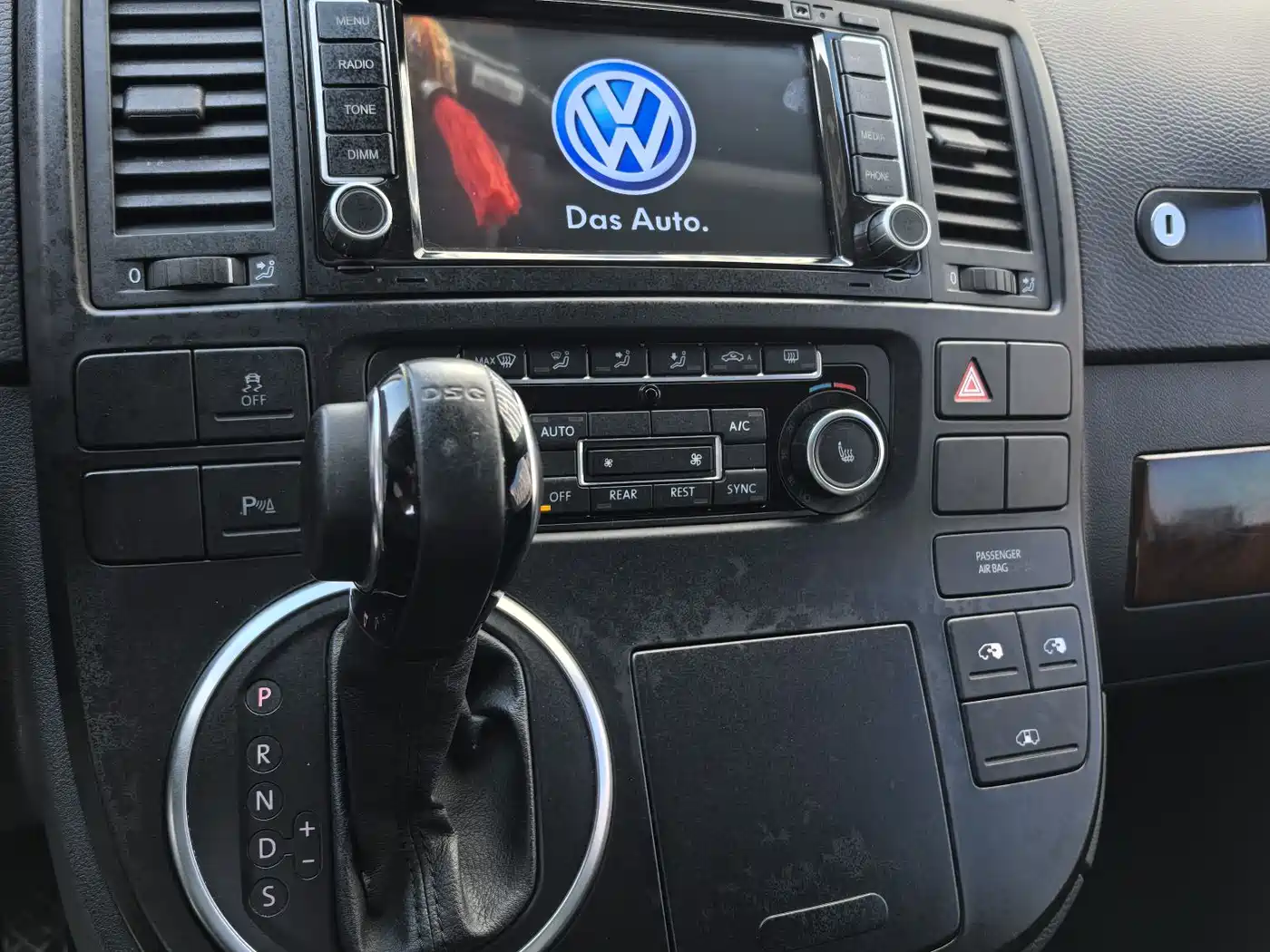 Volkswagen Multivan 2016 2.0TSI 2WD 66th Anniversary Edition фото 26