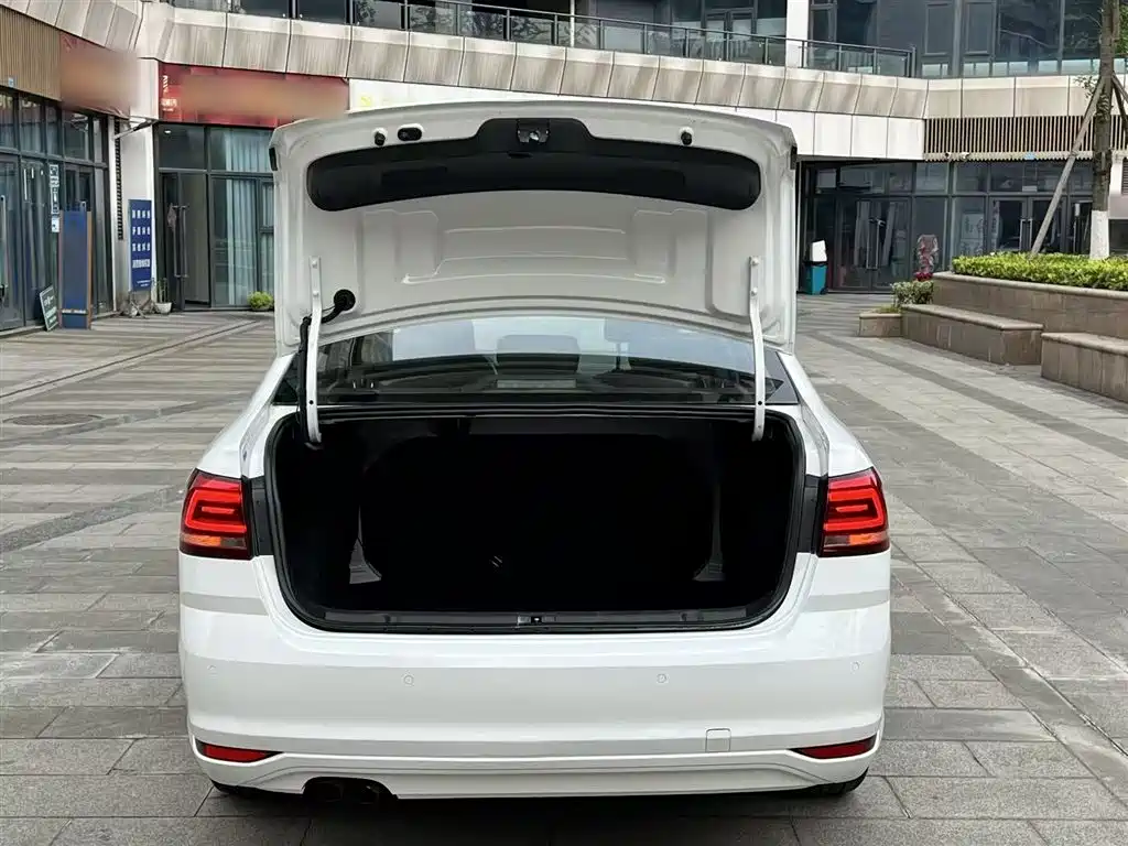 Volkswagen Lavida 2015 230TSI DSG Luxury Edition фото 19
