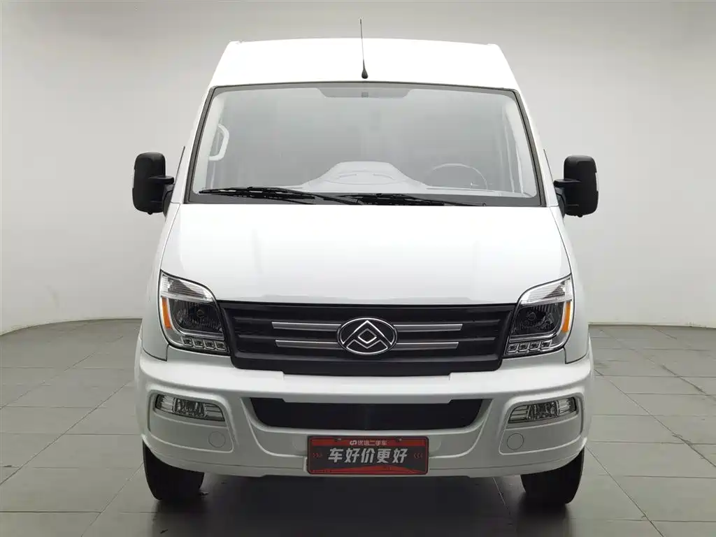 SAIC Maxus Xintu V80 2023 2.0T Manual Classic City Delivery King Short Wheelbase Medium Roof 3 Seats фото 3