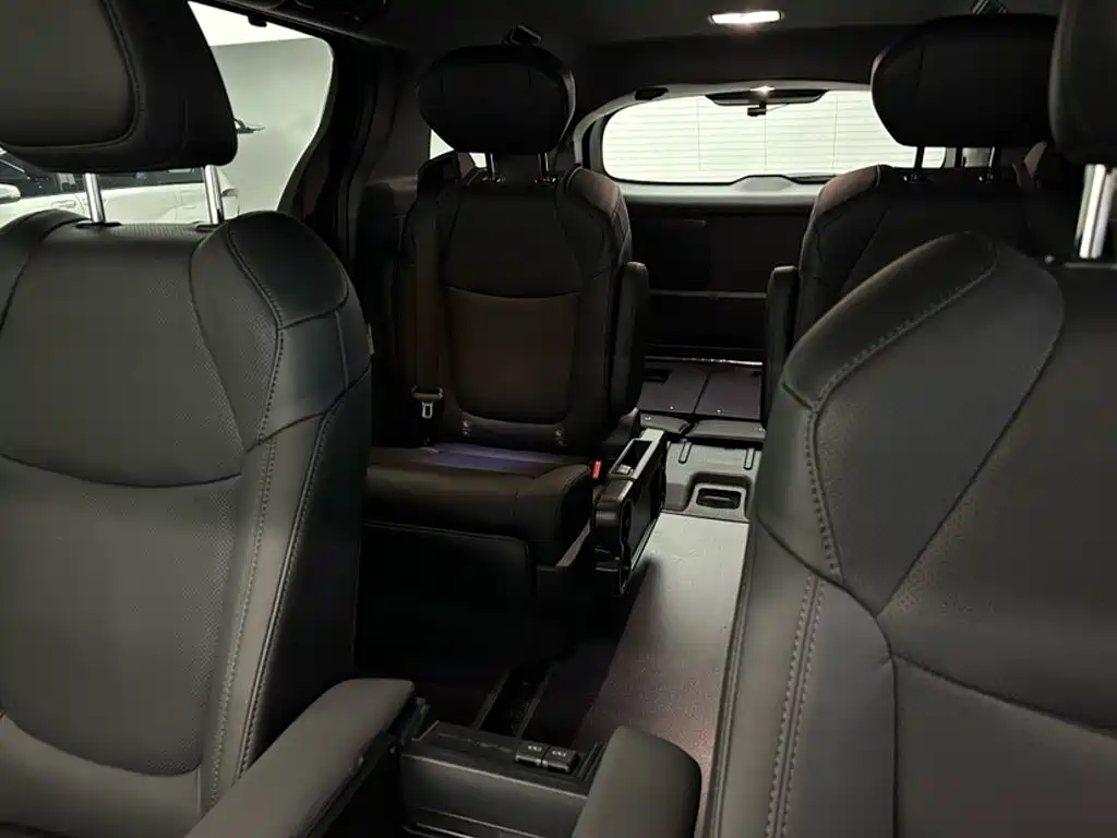 Photo 7 - Toyota Sienna