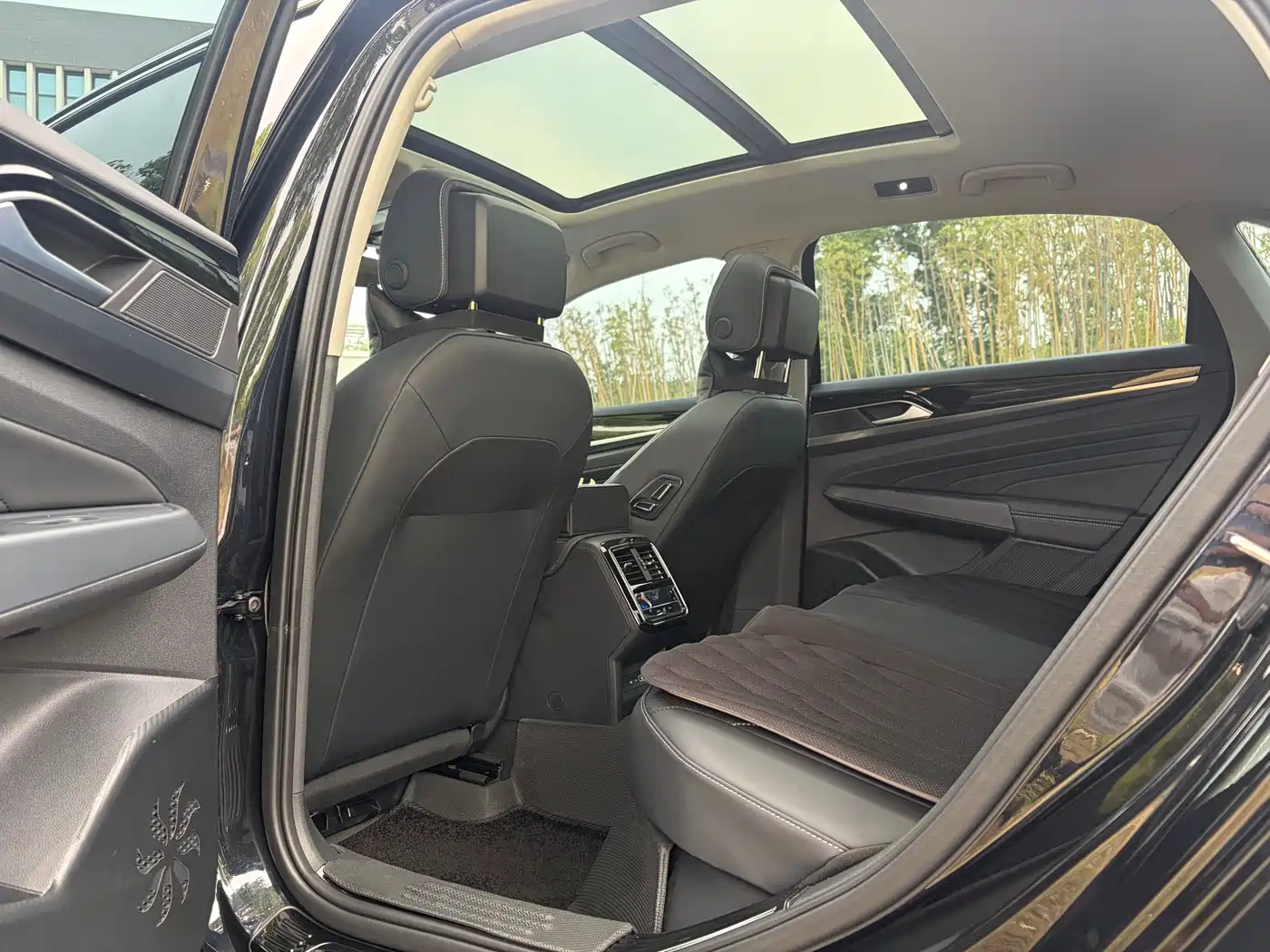 Volkswagen Passat 2025 Outstanding 380TSI Starlight Dragon Soaring Edition фото 22