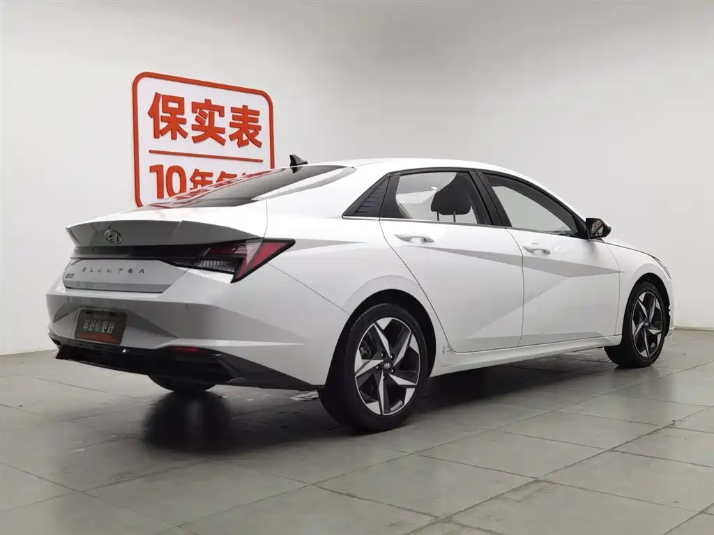 Hyundai Elantra 2021 1.5L CVT LUX Premium Edition фото 2