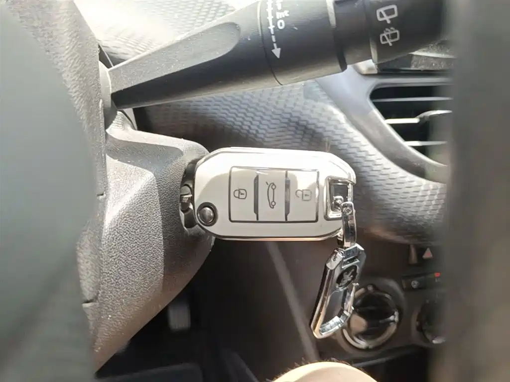 Peugeot 2008 2014 1.6L Manual Trend Edition фото 9