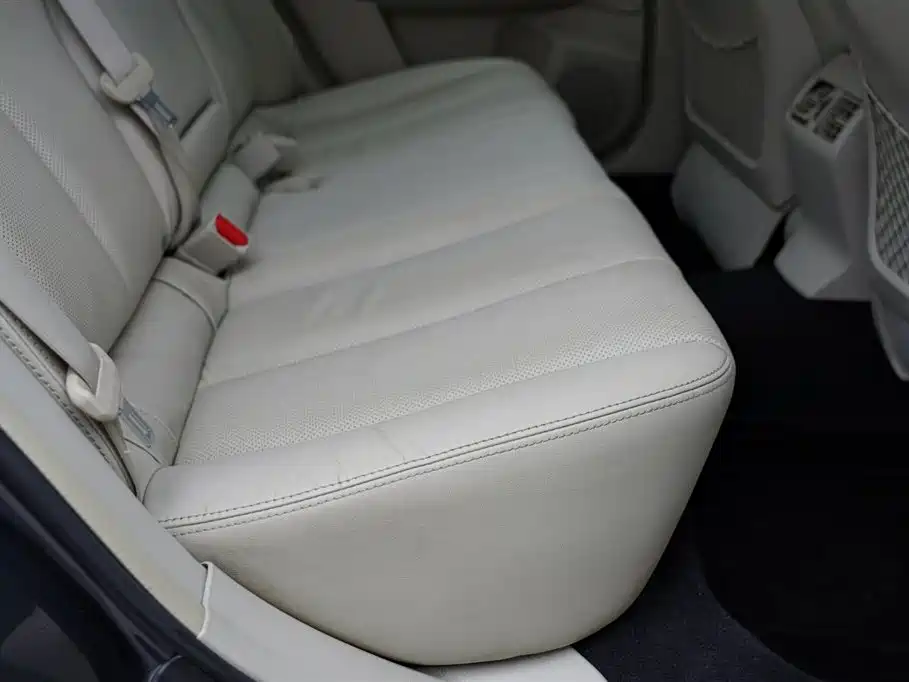 Subaru Legacy 2010 Model 2.0i Luxury фото 27