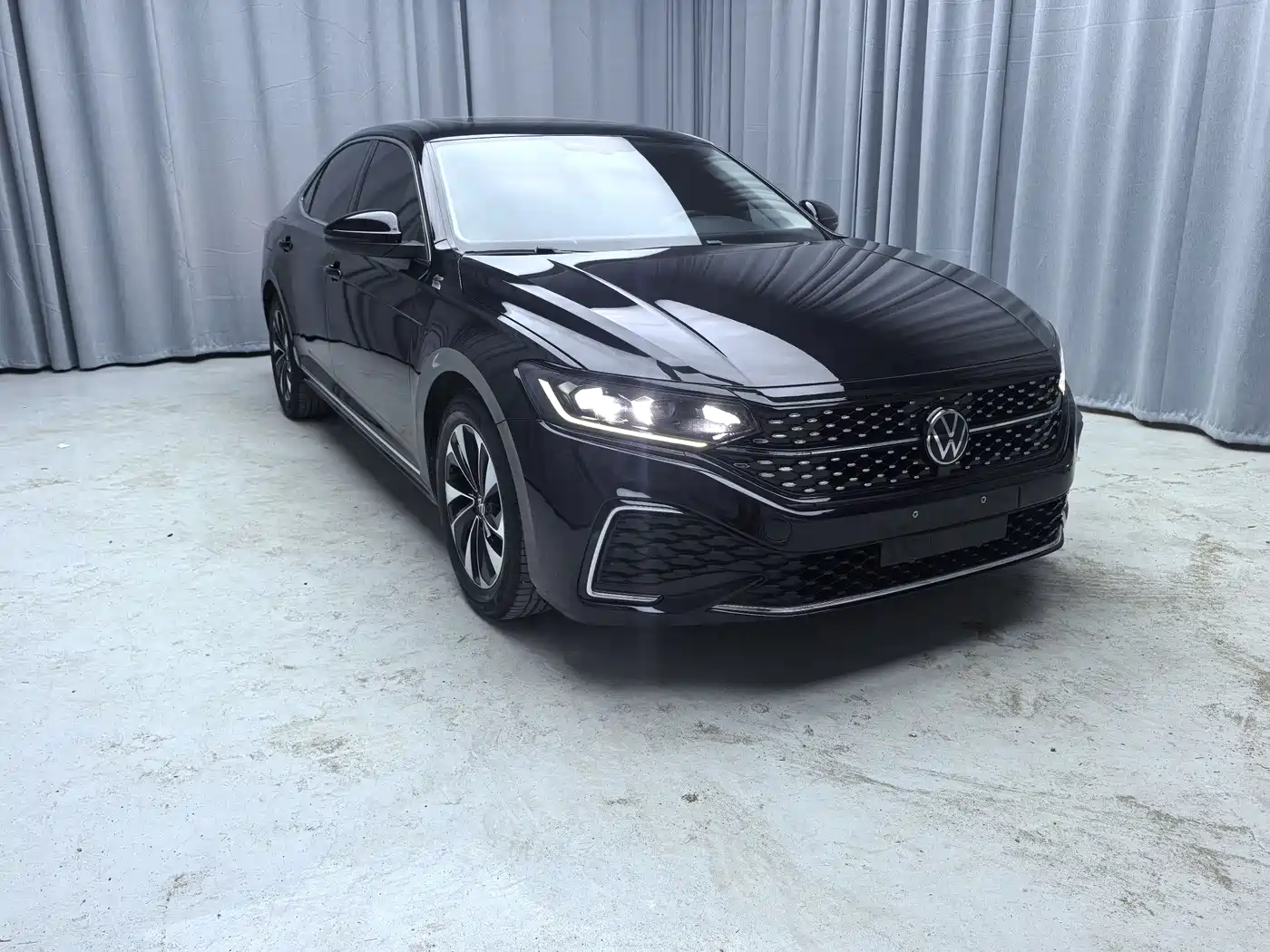 Volkswagen Passat 2023 280TSI Starlight Elite Edition фото 3