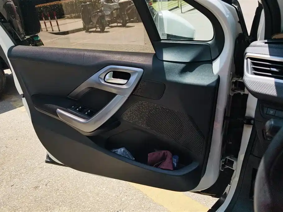 Peugeot 2008 2014 1.6L Automatic Excellence Edition фото 7