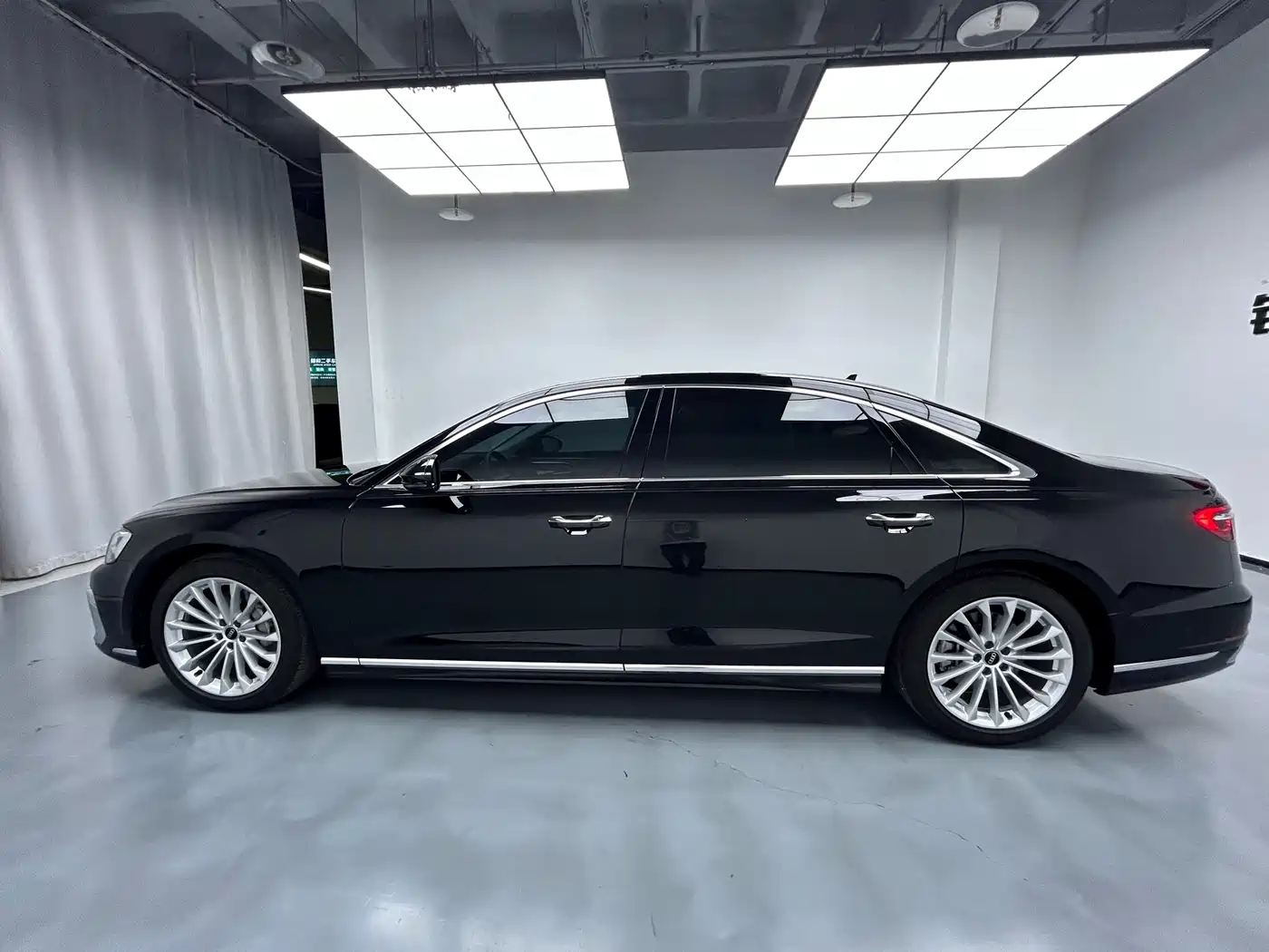 Audi A8 2023 A8L 45 TFSI quattro Luxury фото 12