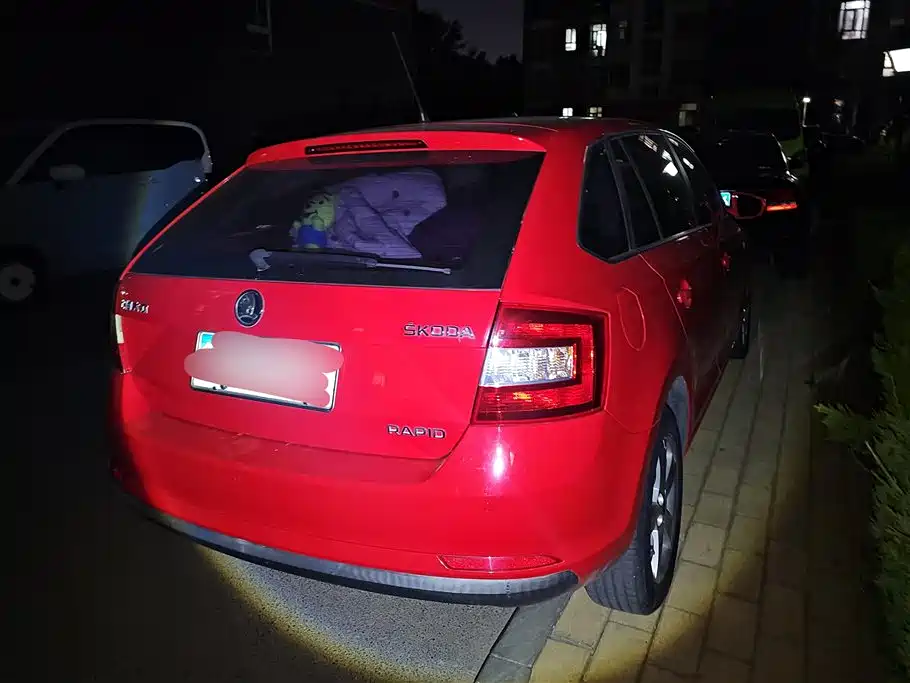Škoda Skoda Rapid Spaceback 2014 1.6L Automatic Joy Edition фото 3