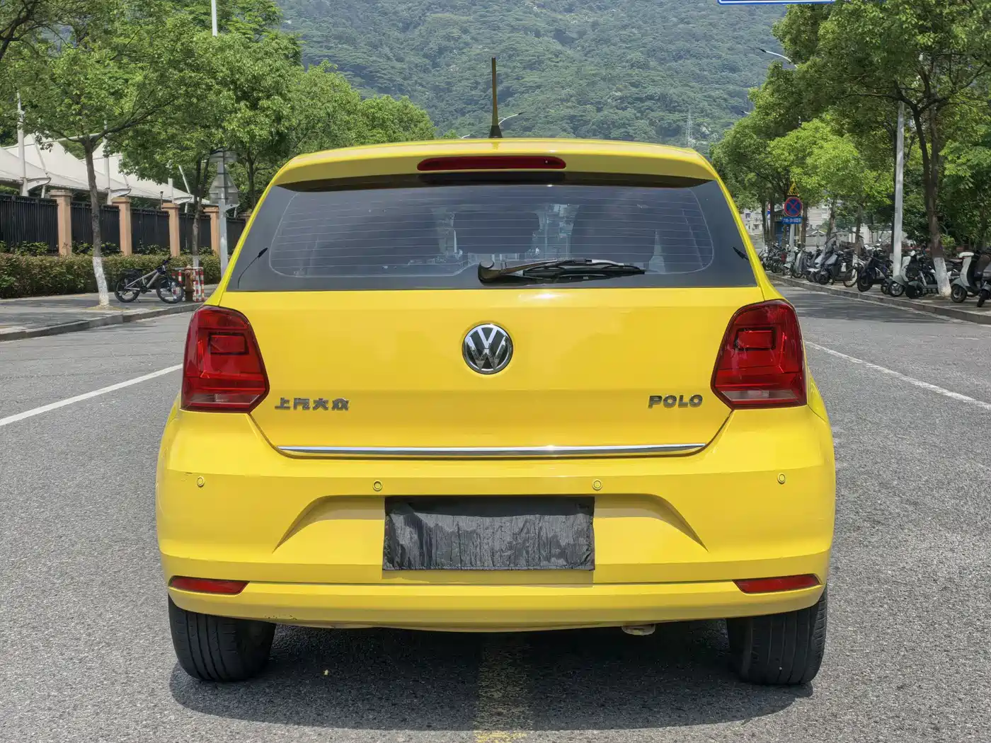 Volkswagen Polo 2014 1.6L Automatic Luxury Edition фото 11