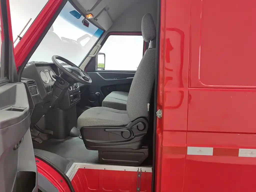 Iveco Daily 2023 2021 Model 2.8T V35 VAN Cargo Van 3 Seats Short Wheelbase Medium Roof Single Tire Manual Door