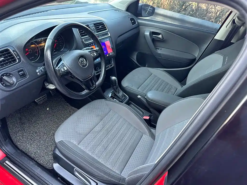 Volkswagen Polo 2016 1.6L Cross Polo Automatic фото 18