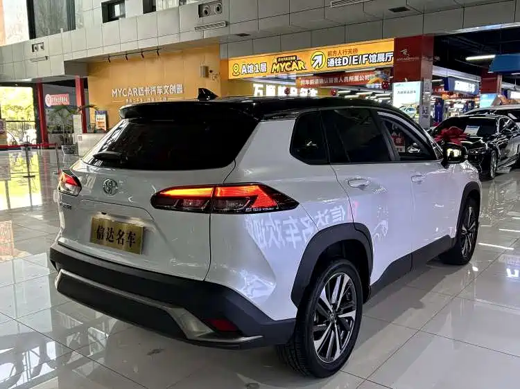 Toyota Frontlander 2022 2.0L CVT Luxury PLUS Edition фото 17