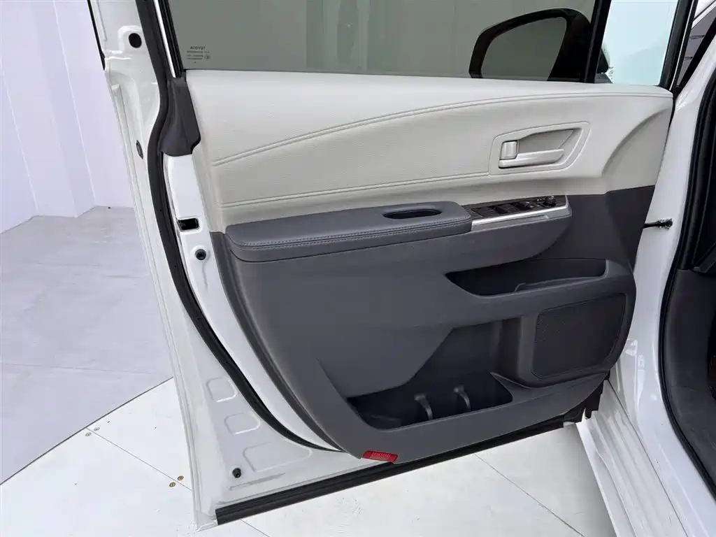 Toyota Sienna 2023 2.5L Hybrid Comfort Edition фото 15