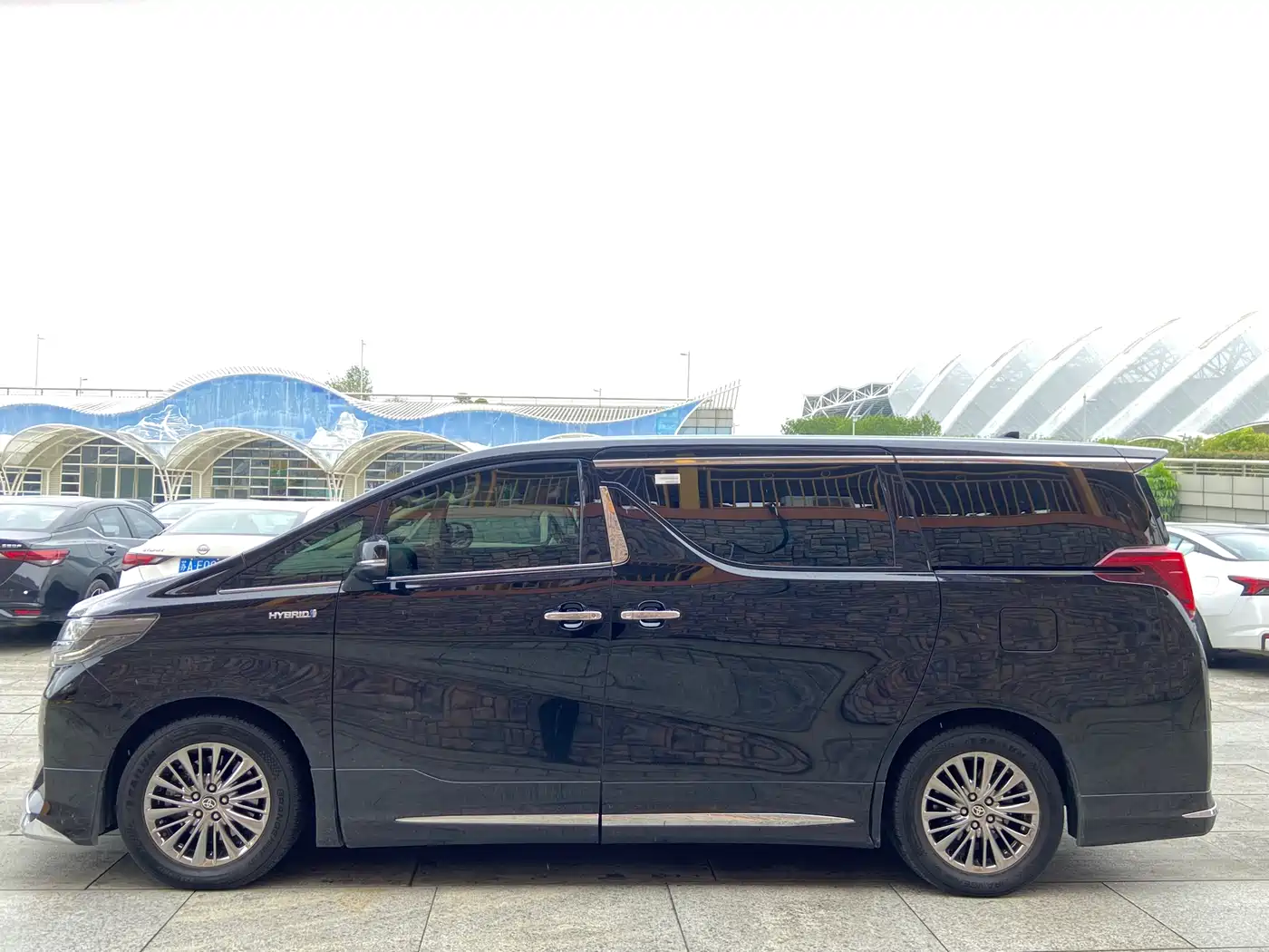 Toyota Alphard 2021 Hybrid 2.5L Premium фото 3