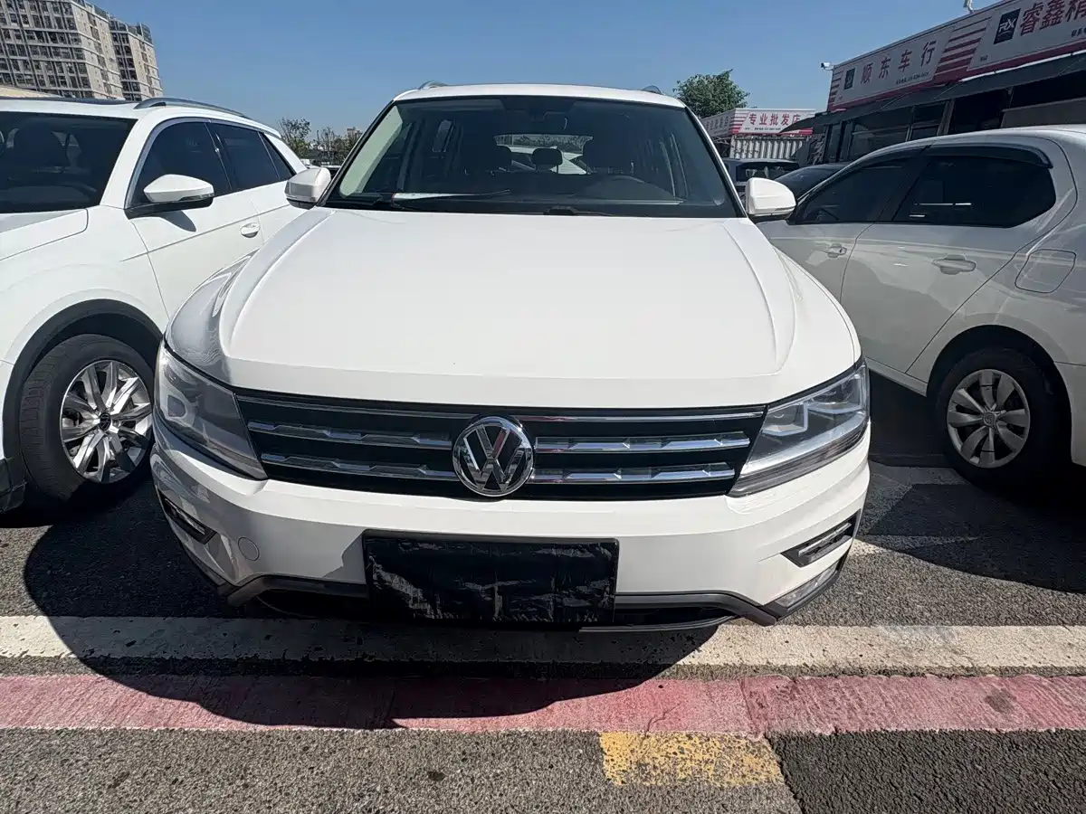 Photo 3 - Volkswagen Tiguan L