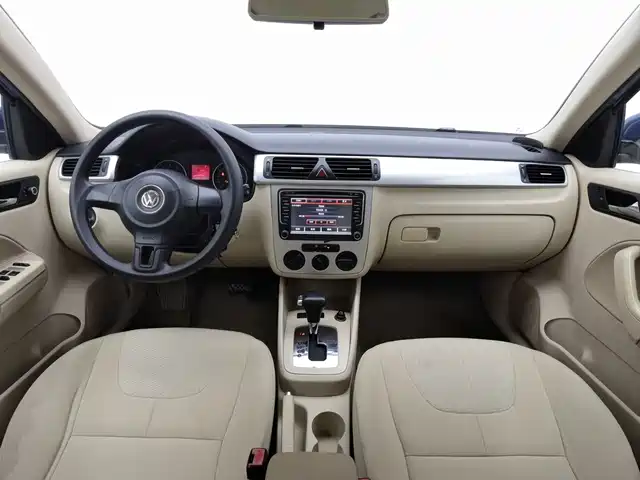 Volkswagen Bora 2011 1.6L Automatic Fashion — фото 5