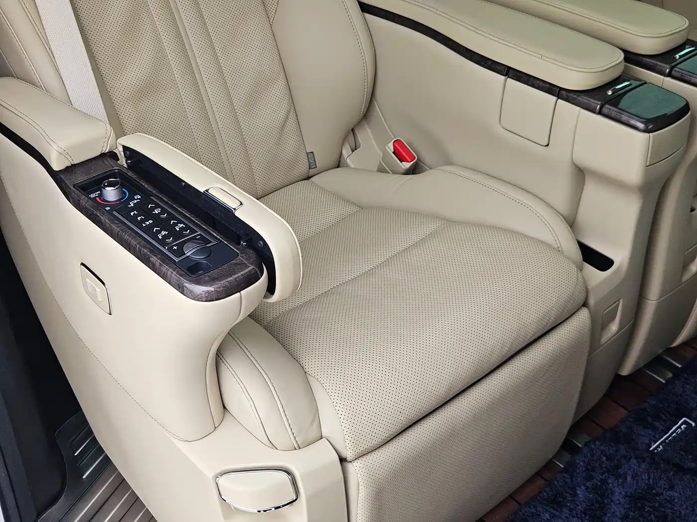 Toyota Vellfire 2021 Crown Hybrid 2.5L HV Premium Edition фото 18
