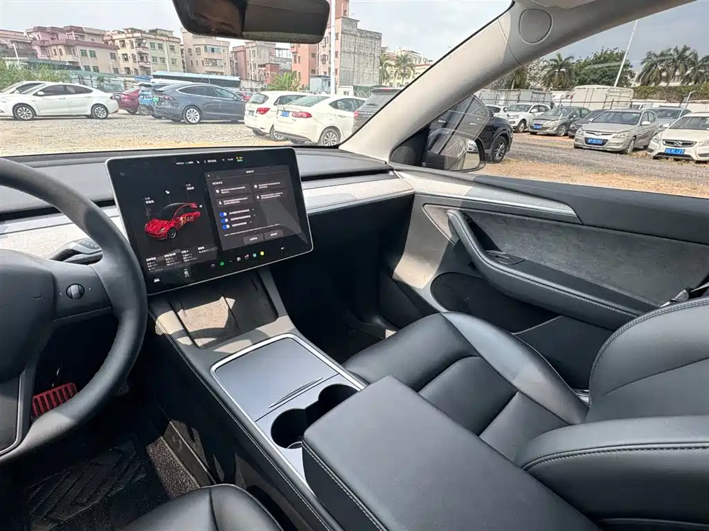 TESLA MODEL Y