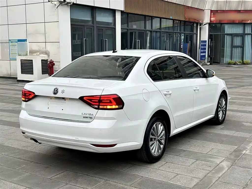 Volkswagen Lavida 2015 230TSI DSG Luxury Edition фото 7