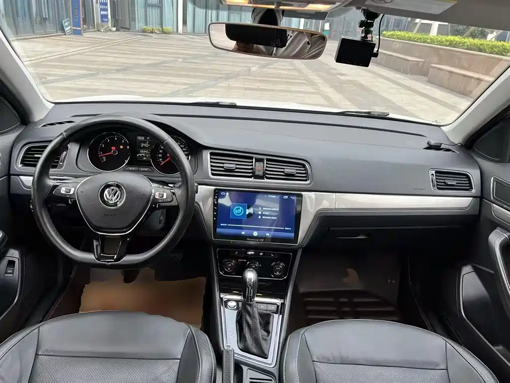 Volkswagen Lavida 2015 230TSI DSG Luxury Edition фото 10