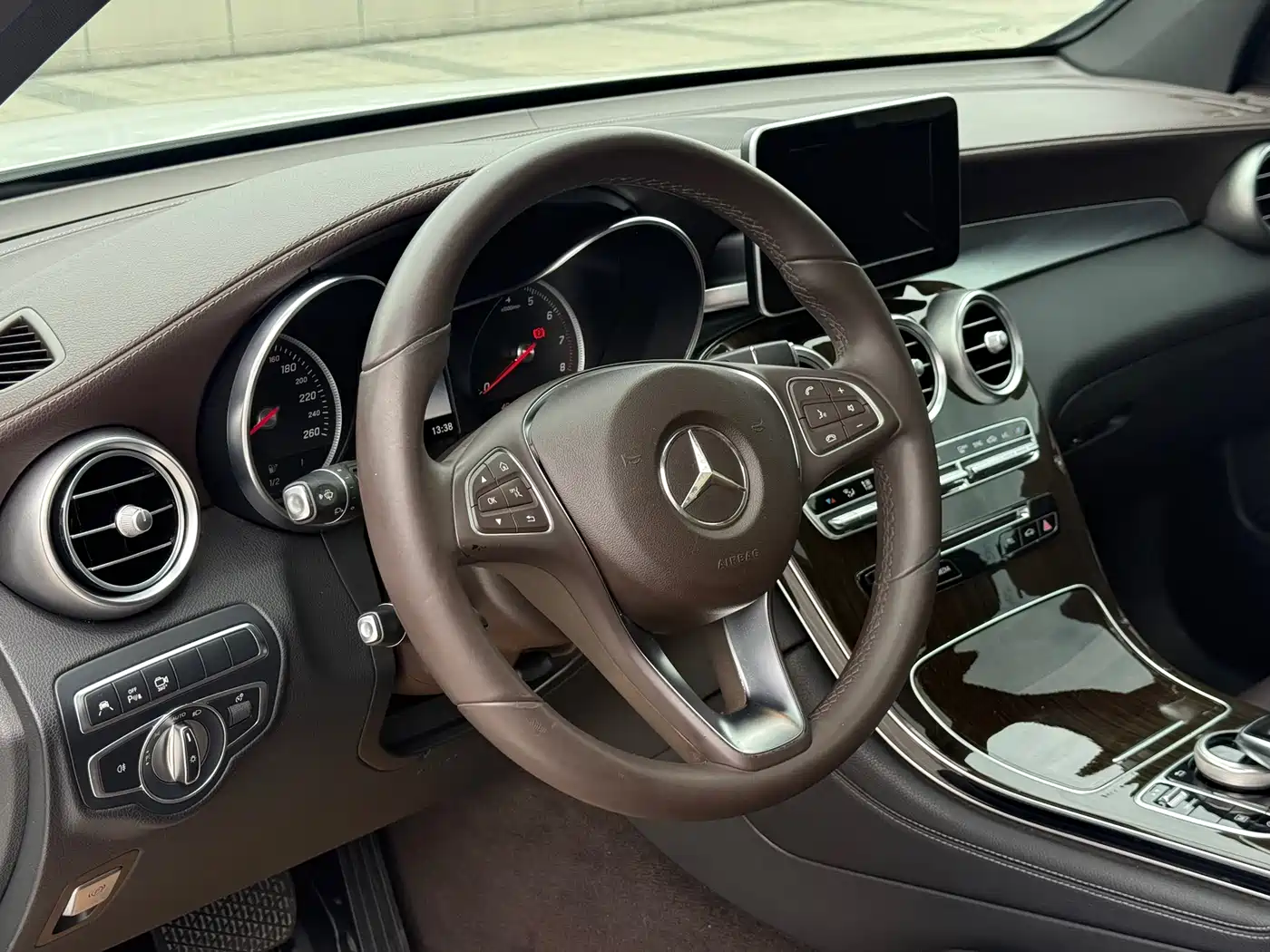 Mercedes-Benz GLC 2017 GLC 260 4MATIC Luxury фото 4