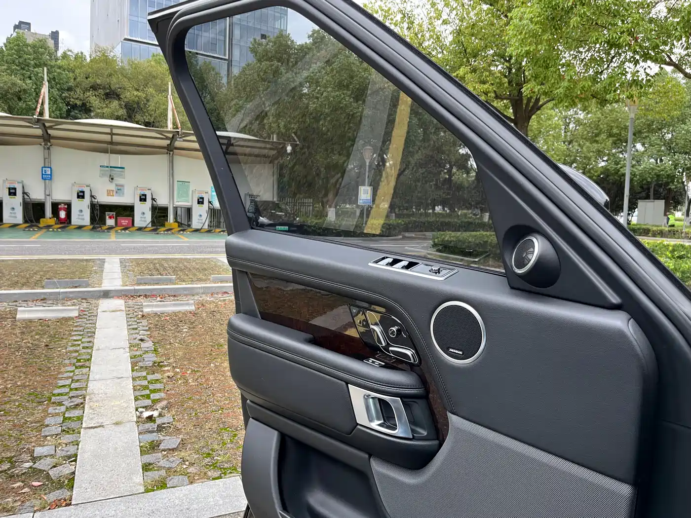 Land Rover Range Rover 2020 3.0 L6 Shengshi Edition фото 10