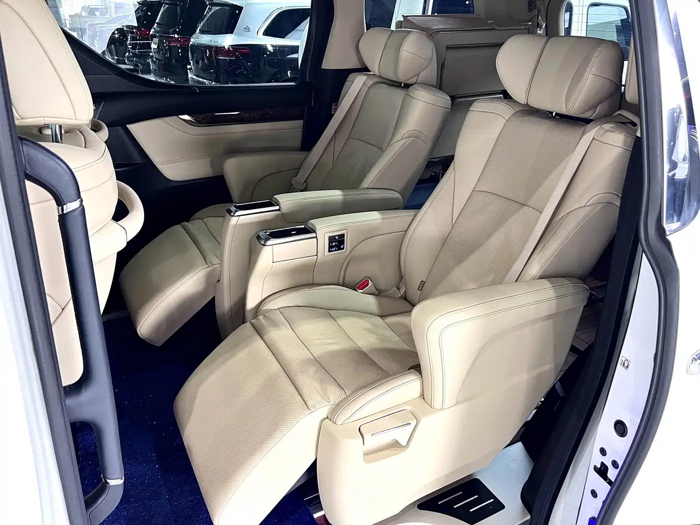 Toyota Alphard 2021 Hybrid 2.5L Luxury фото 42