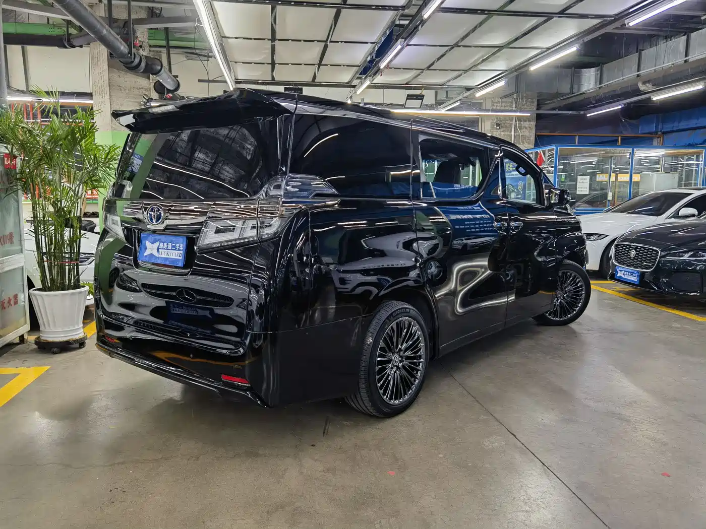 Toyota Vellfire 2021 Crown Hybrid 2.5L HV Premium Edition фото 4