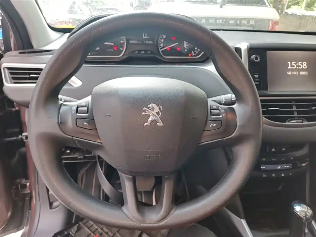 Peugeot 2008 2014 1.6L Automatic Fashion Edition фото 11