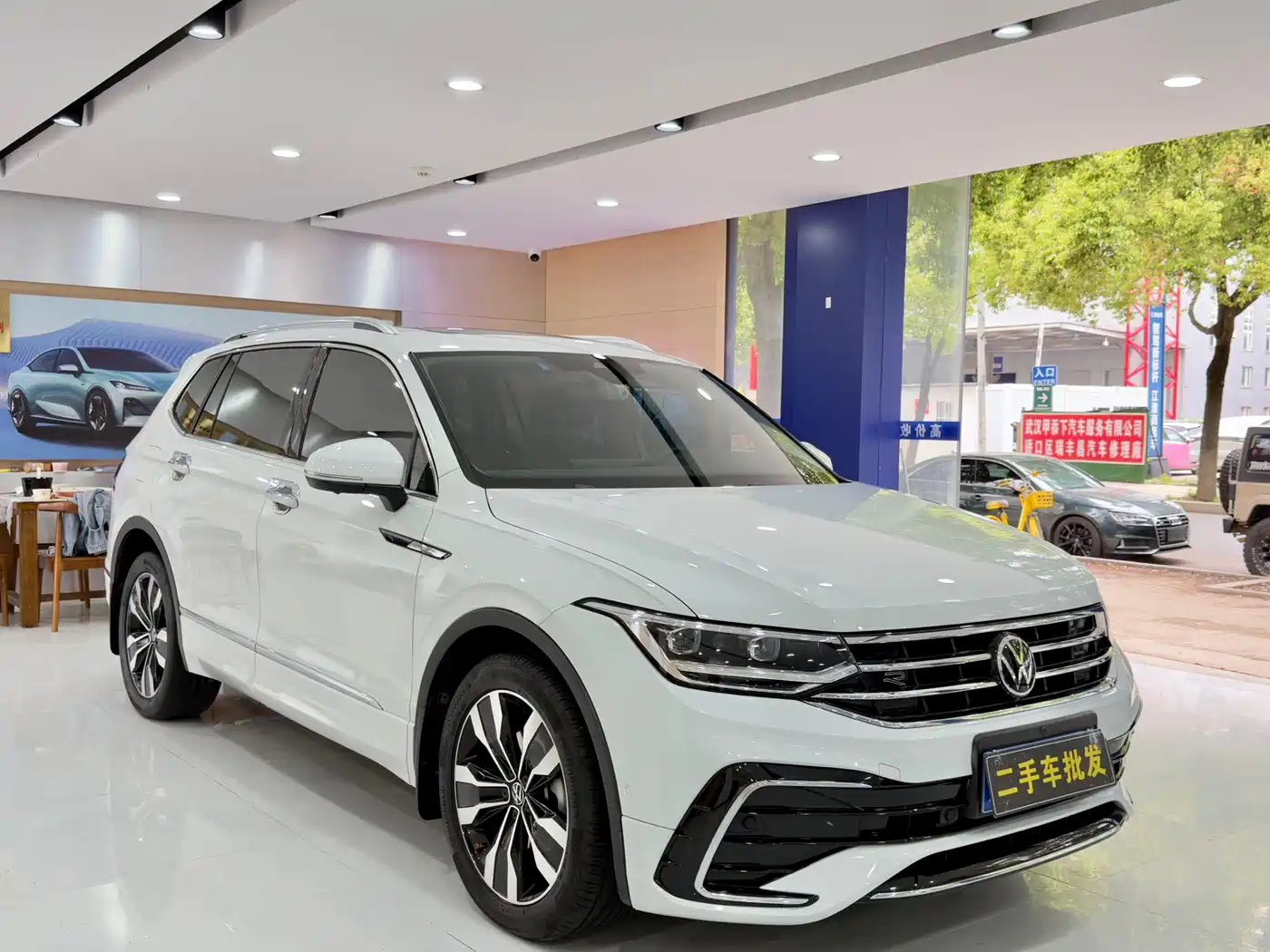 Volkswagen Tiguan L 2022 330TSI Auto 2WD R-Line Premium Edition фото 3