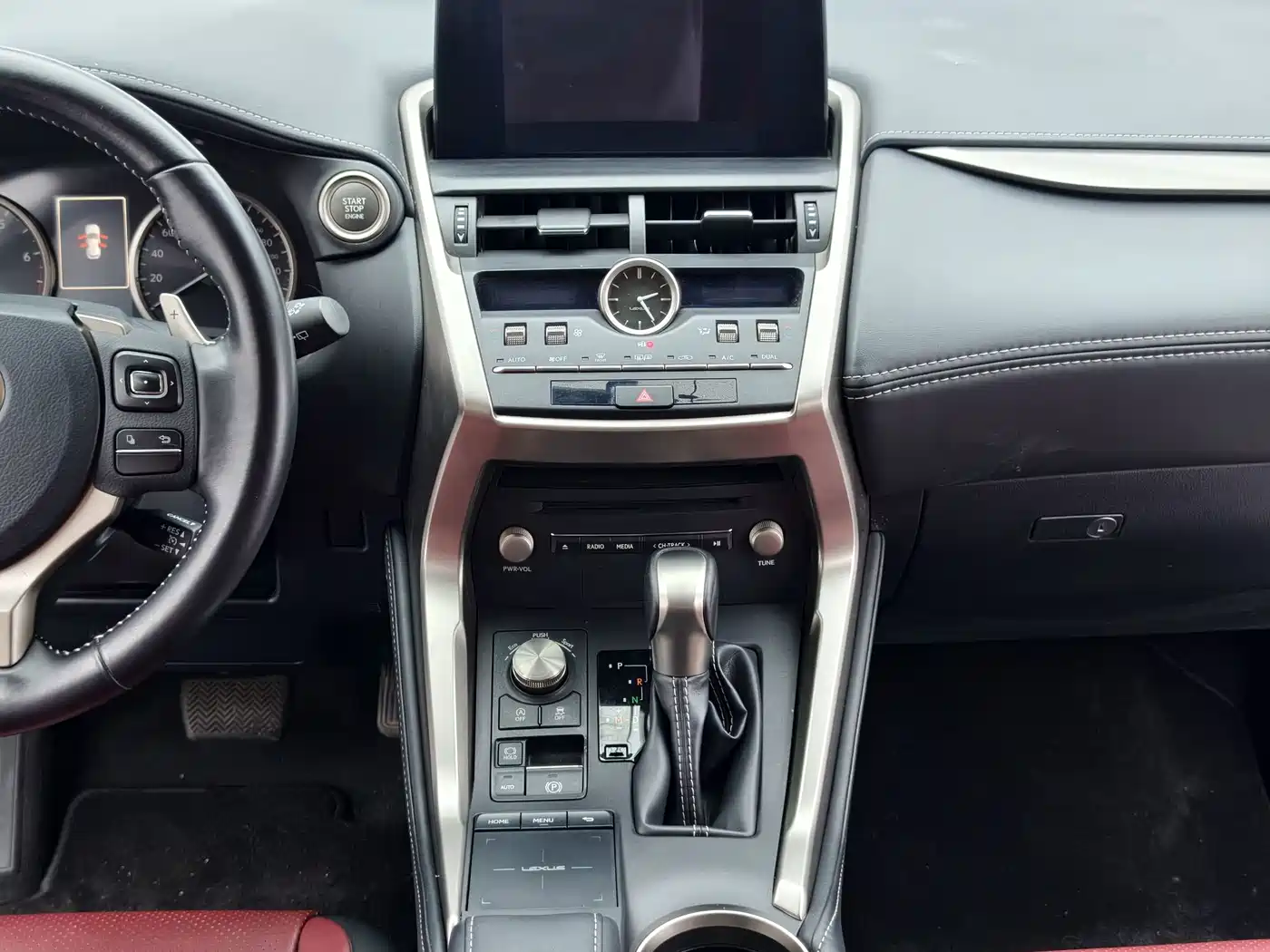 Фото 23 - Lexus NX