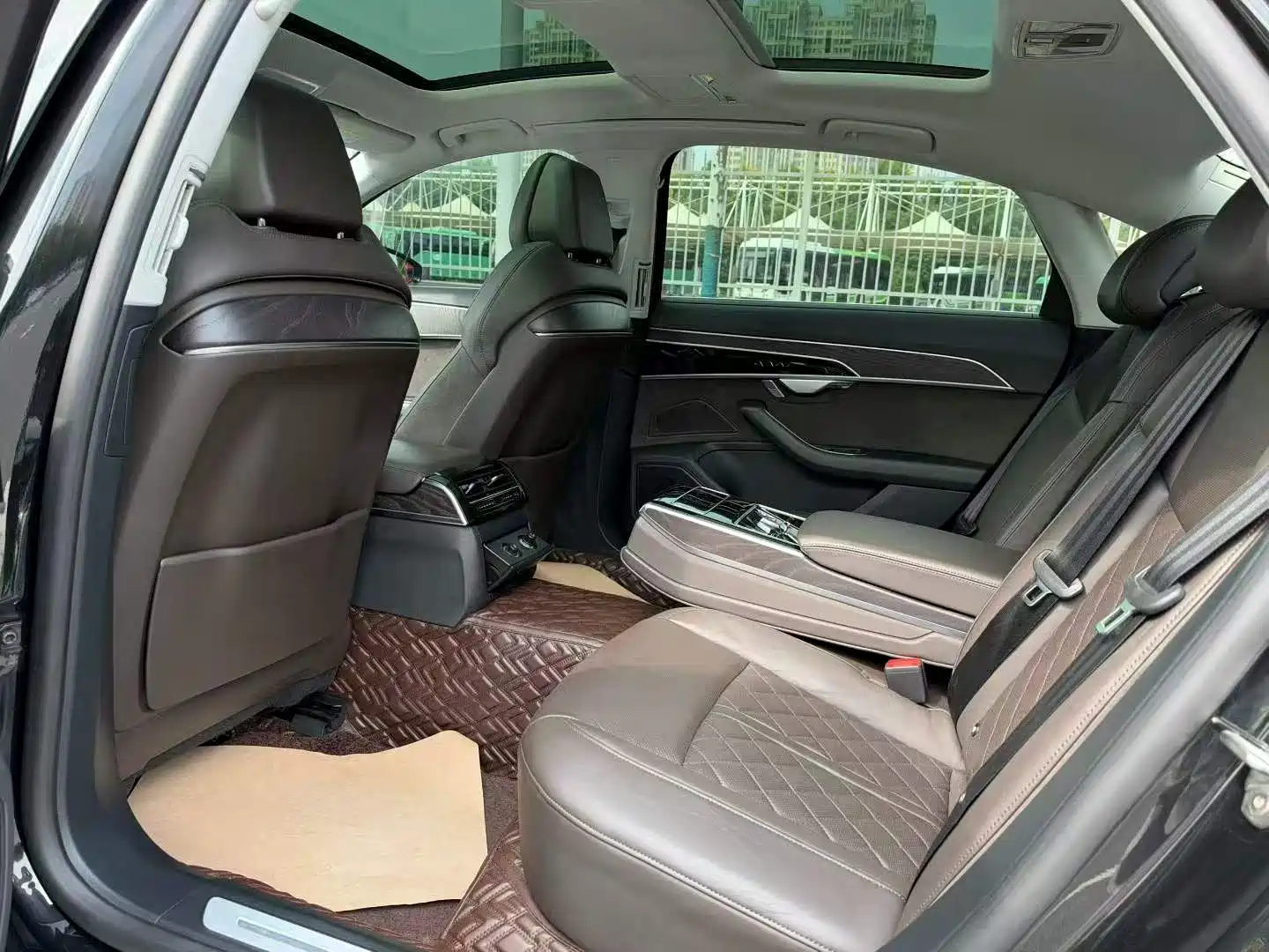 Photo 6 - Audi A8