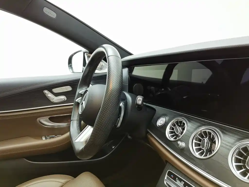 Фото 22 - Mercedes-Benz E-Class