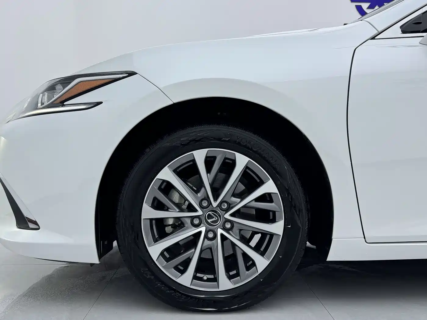 Lexus ES 2023 200 Excellence Edition фото 13