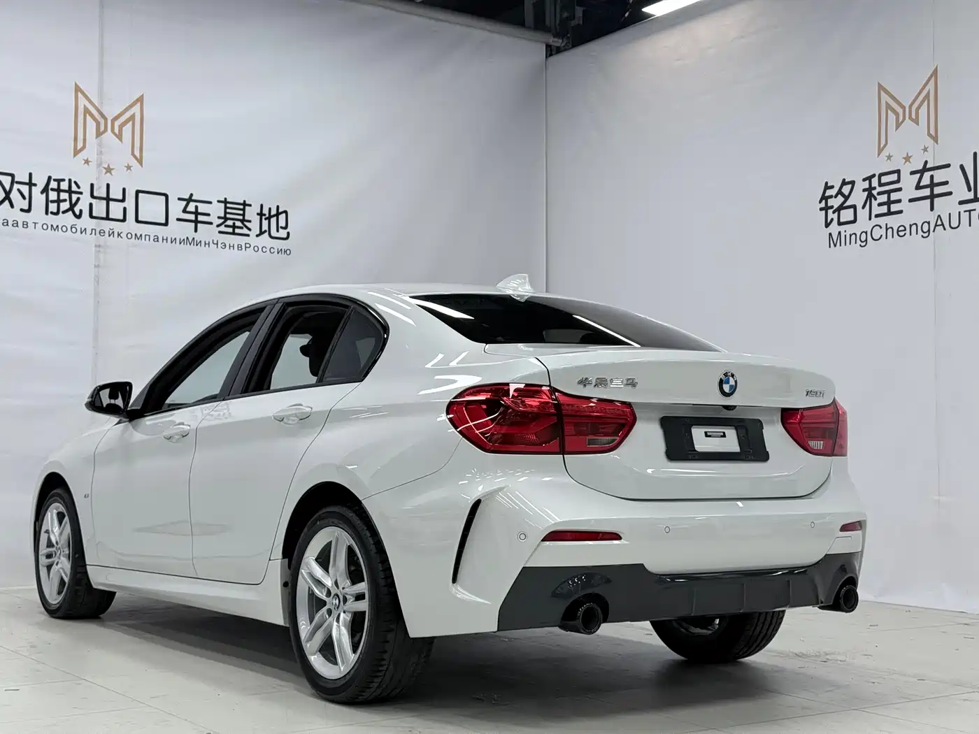 BMW 1 Series 2022 120i M Sport Shadow Edition фото 6