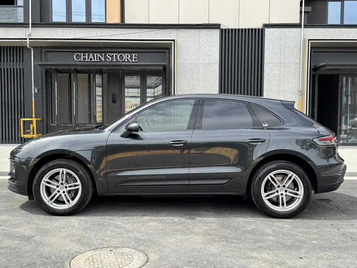 PORSCHE MACAN