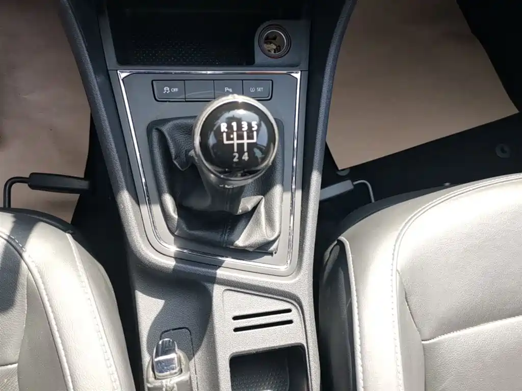 Volkswagen Lavida 2015 1.6L Manual Comfort Edition фото 14
