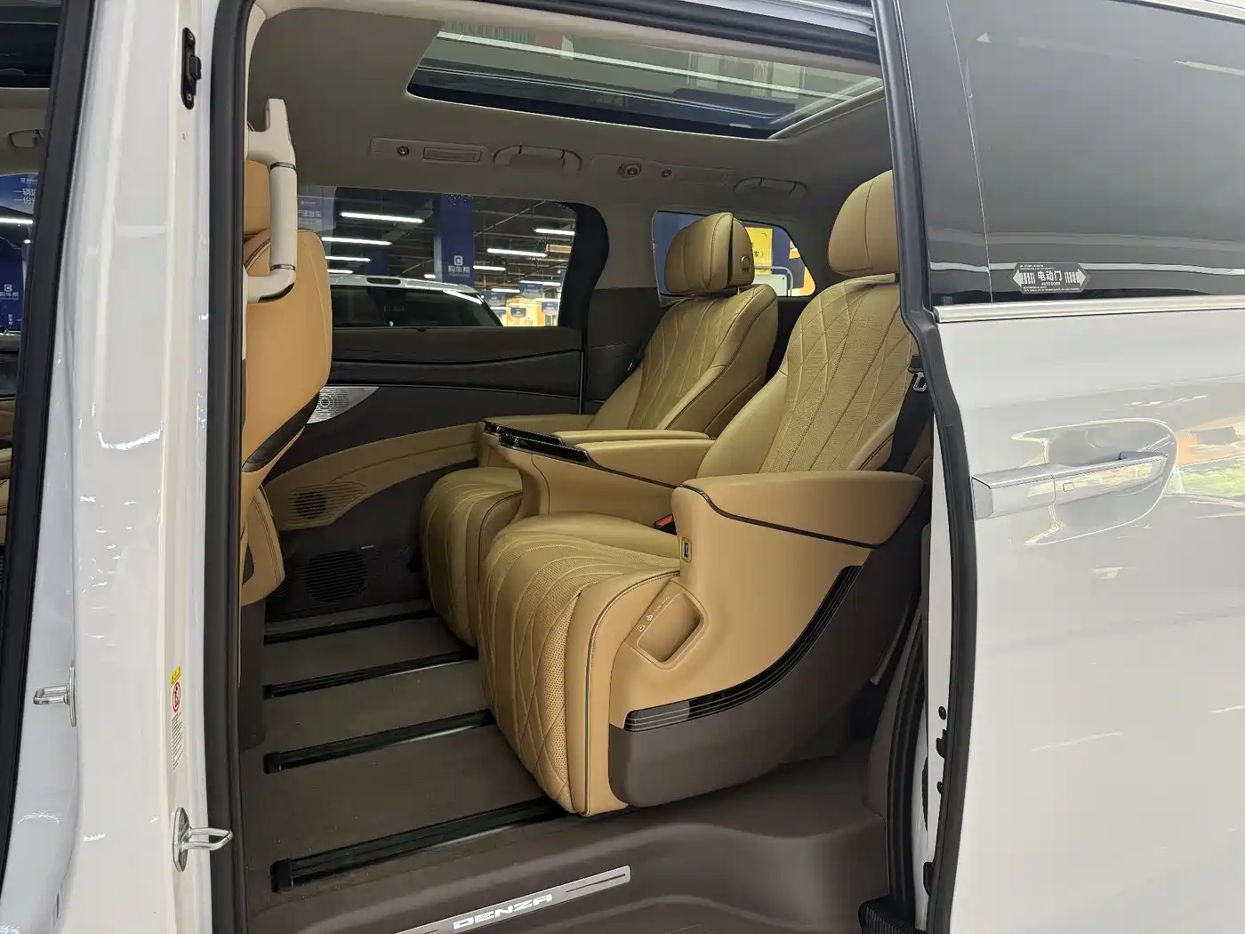 Denza D9 2022 DM-i 1040 Premium фото 4