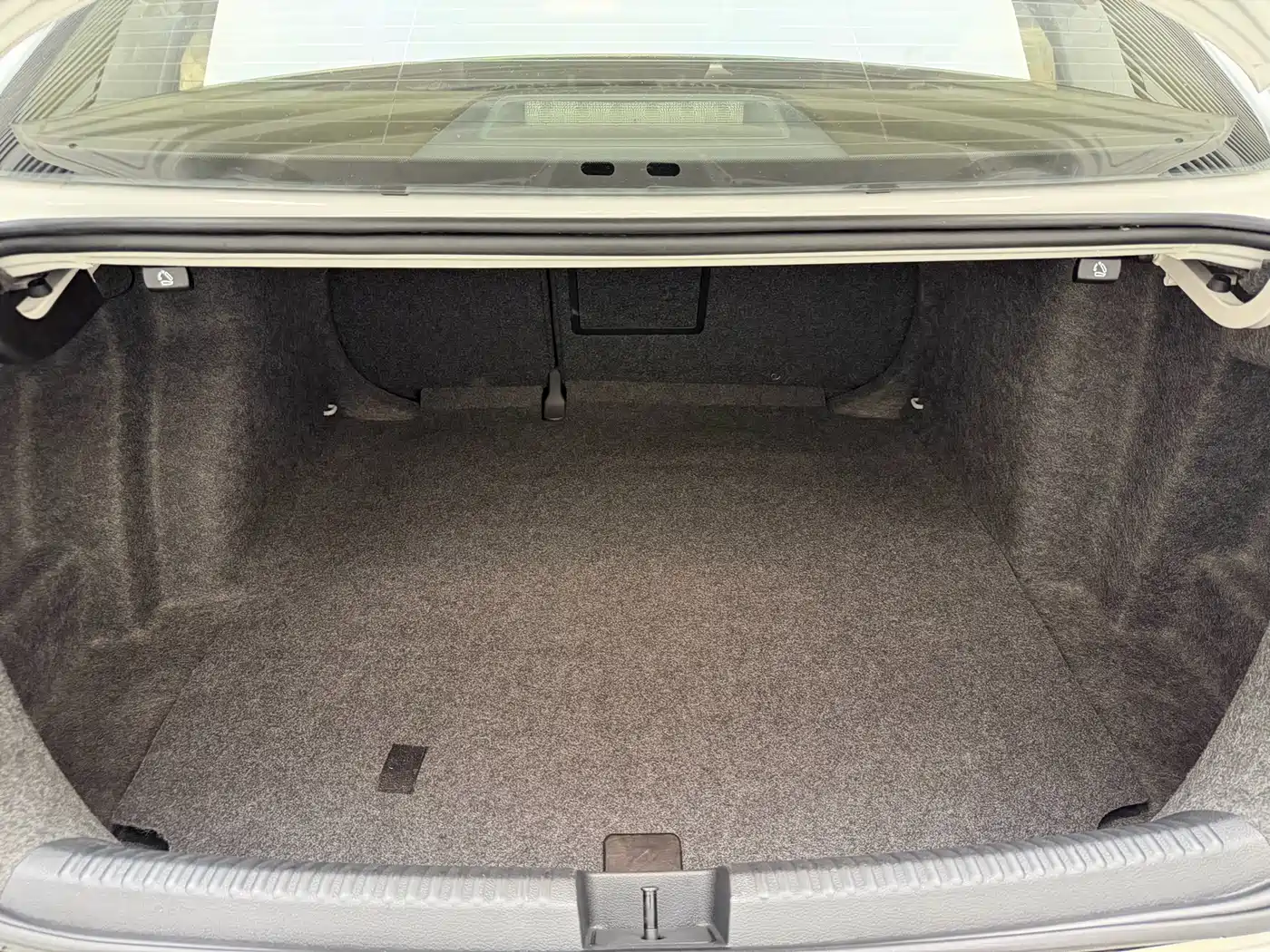 Volkswagen Sagitar 2012 1.6L Automatic Comfort Type фото 20