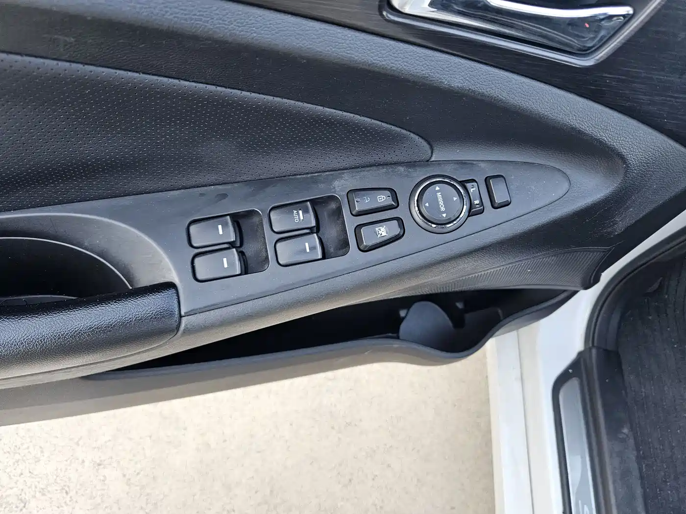 Hyundai Sonata 2013 2.4L Automatic Leading Edition (China IV) фото 6