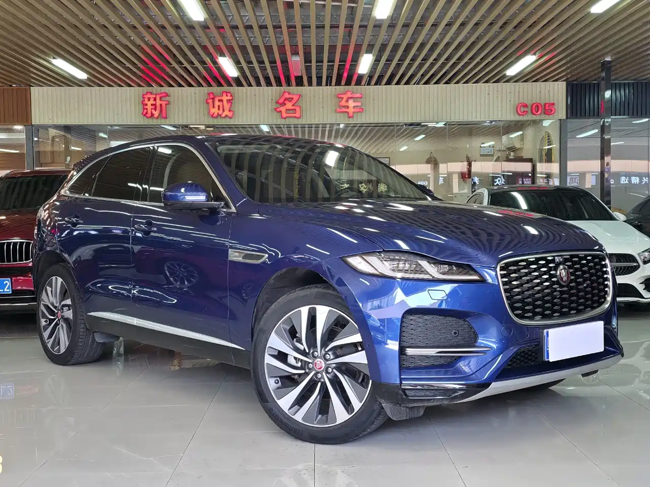 Фото 3 - Jaguar F-PACE