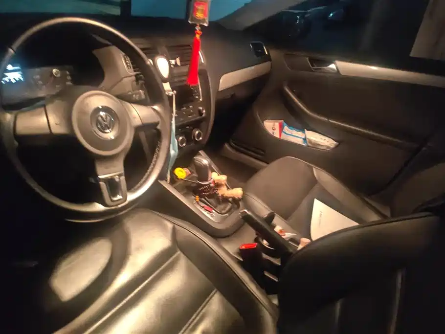 Volkswagen Sagitar 2014 1.6L Automatic Comfort фото 12